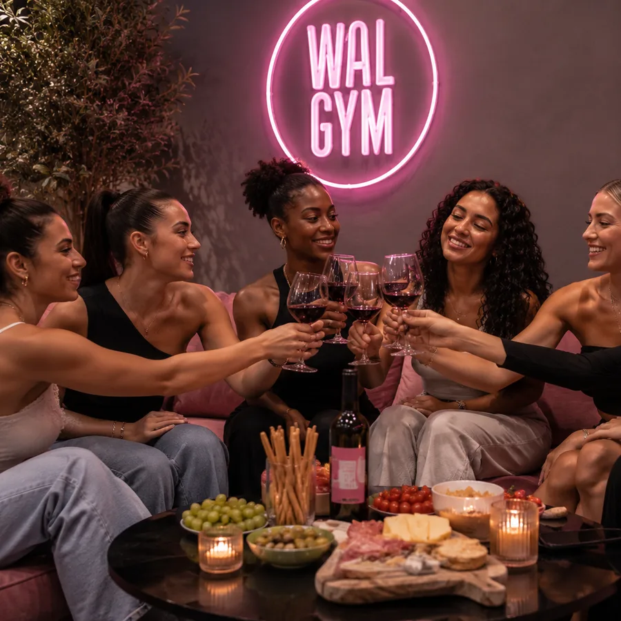 Les adhérentes Walgym qui trinquent sous le néon rose lors de l'apéro mensuel